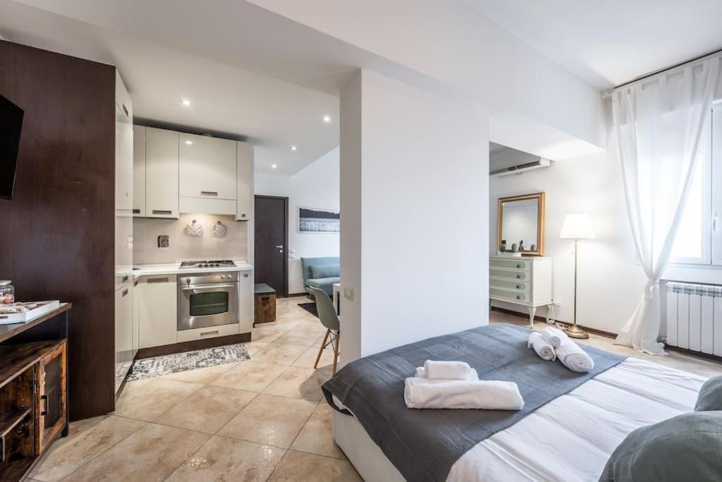 Апартаменты Sotto Le Due Torri 5* Болонья Экстерьер фото