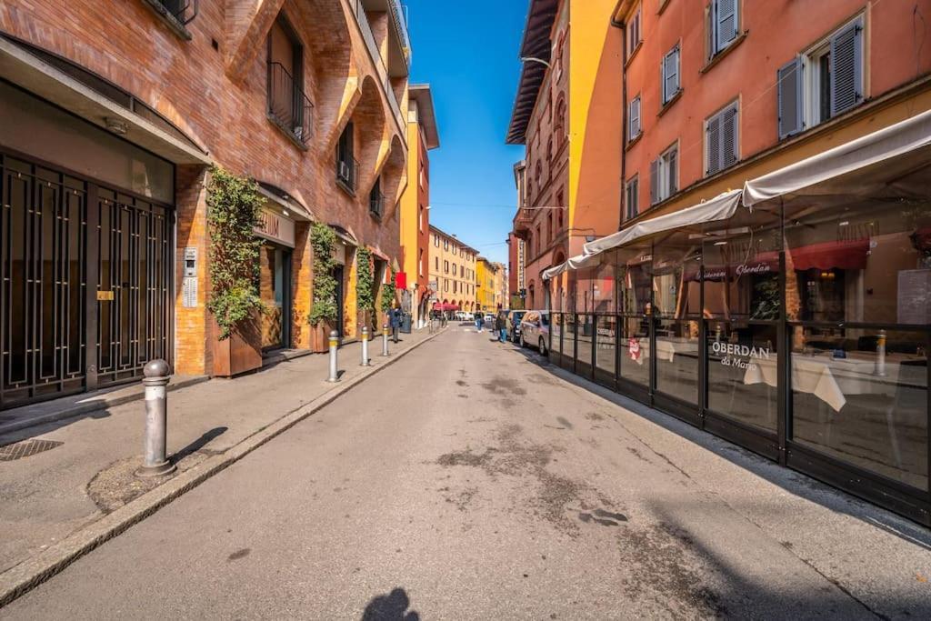 Апартаменты Sotto Le Due Torri 5* Болонья Экстерьер фото