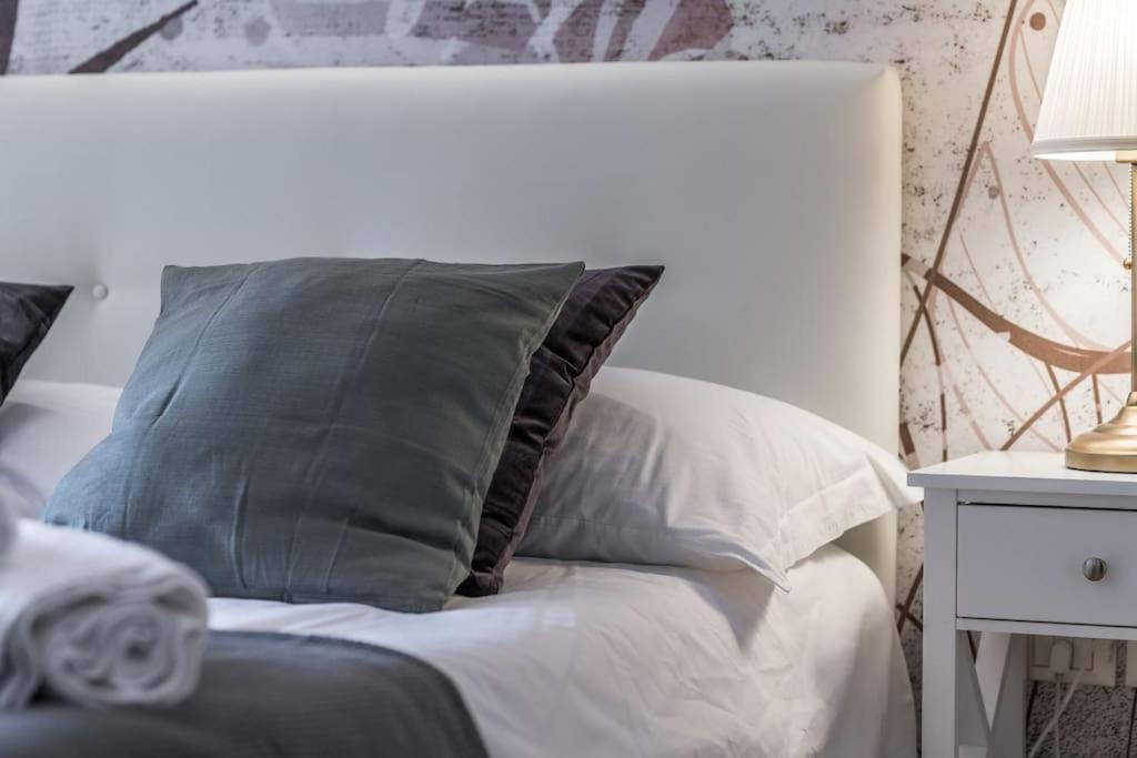 Апартаменты Sotto Le Due Torri 5* Болонья Экстерьер фото